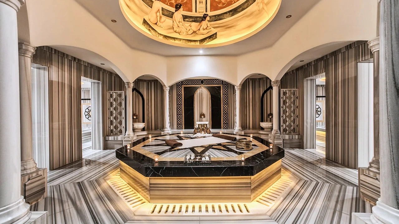 Simetrik mermer sütunlar ve sıcak ışıklı hamam